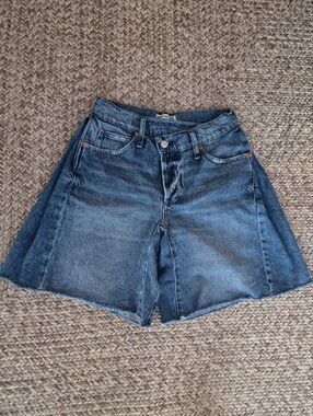 We The Free Washed Blue Denim Cutoff Shorts Lake New, Size 25.